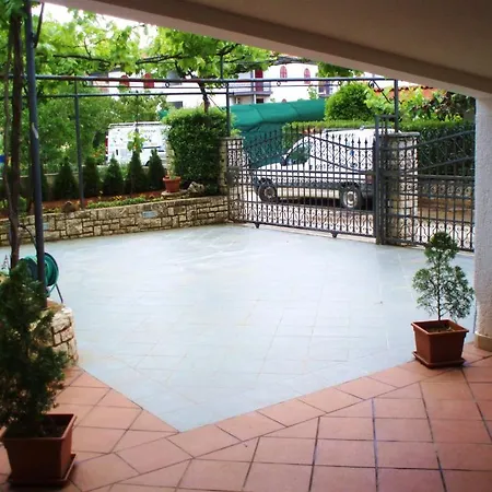 And Irena Guest house 3*
